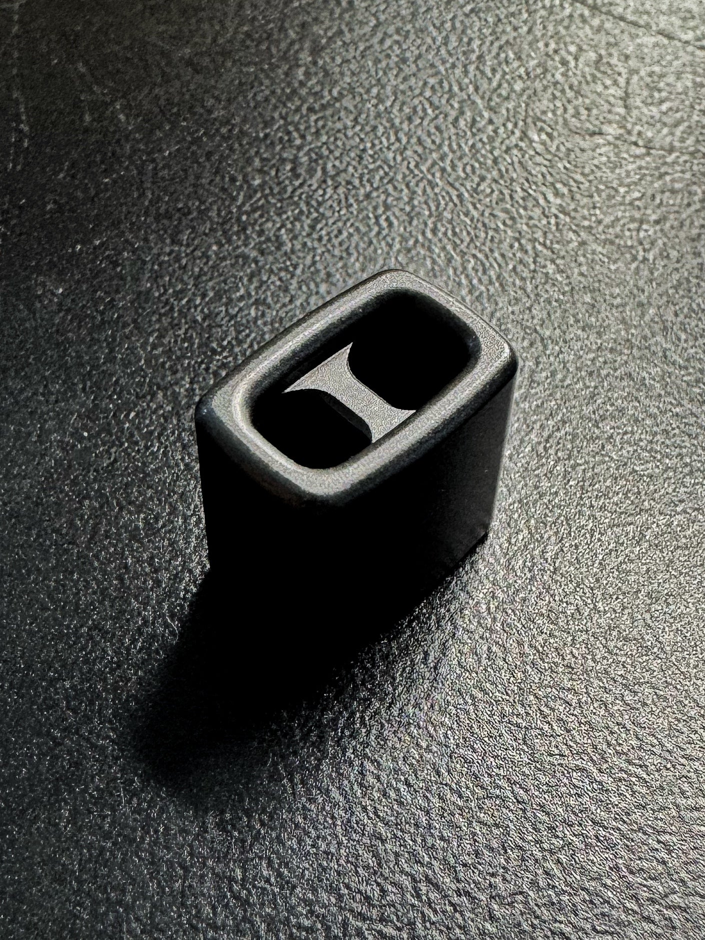r2b2 Lanyard Bead Black Ultem